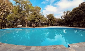 Una piscina al aire libre de temporada