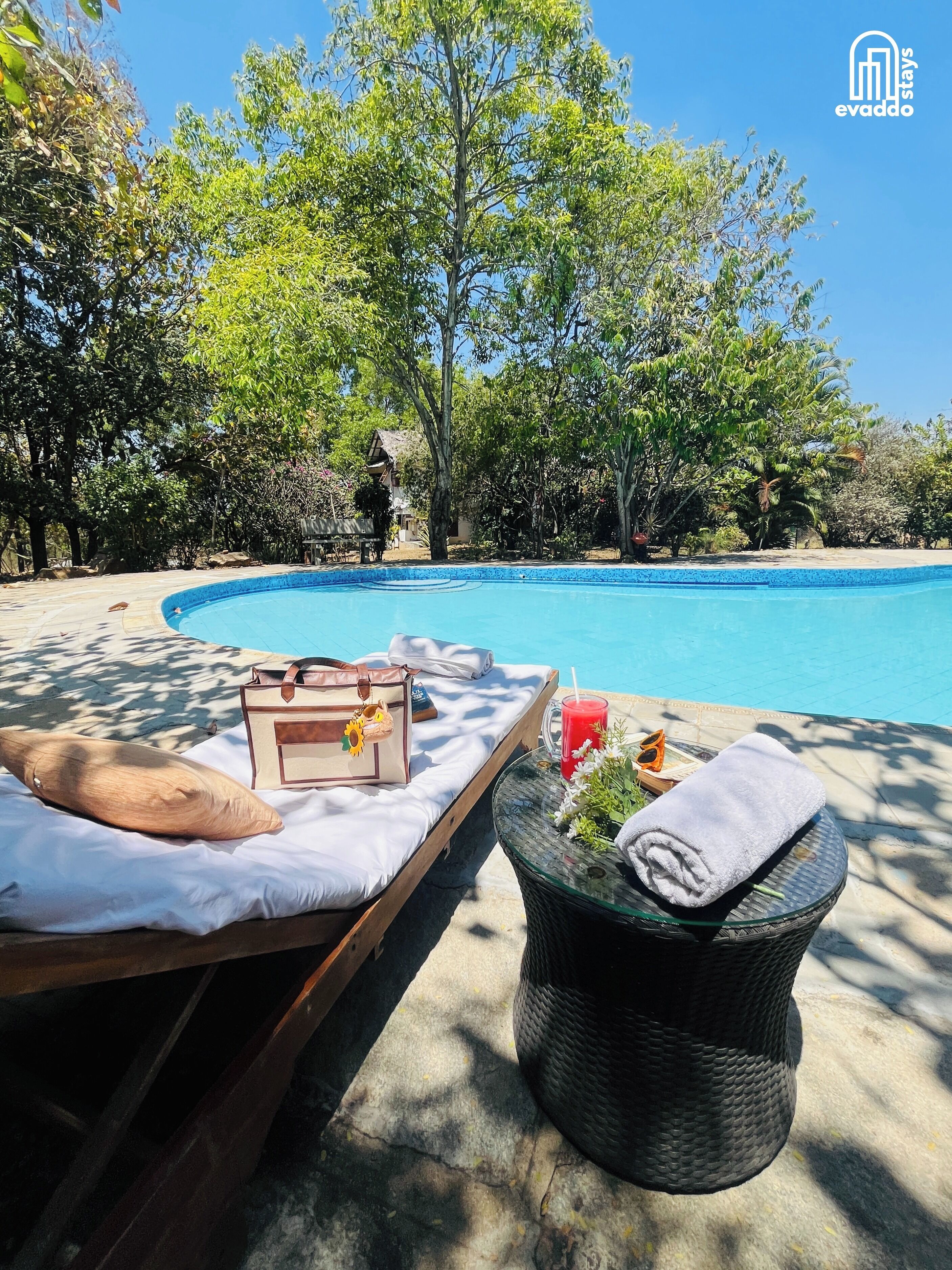 Una piscina al aire libre de temporada