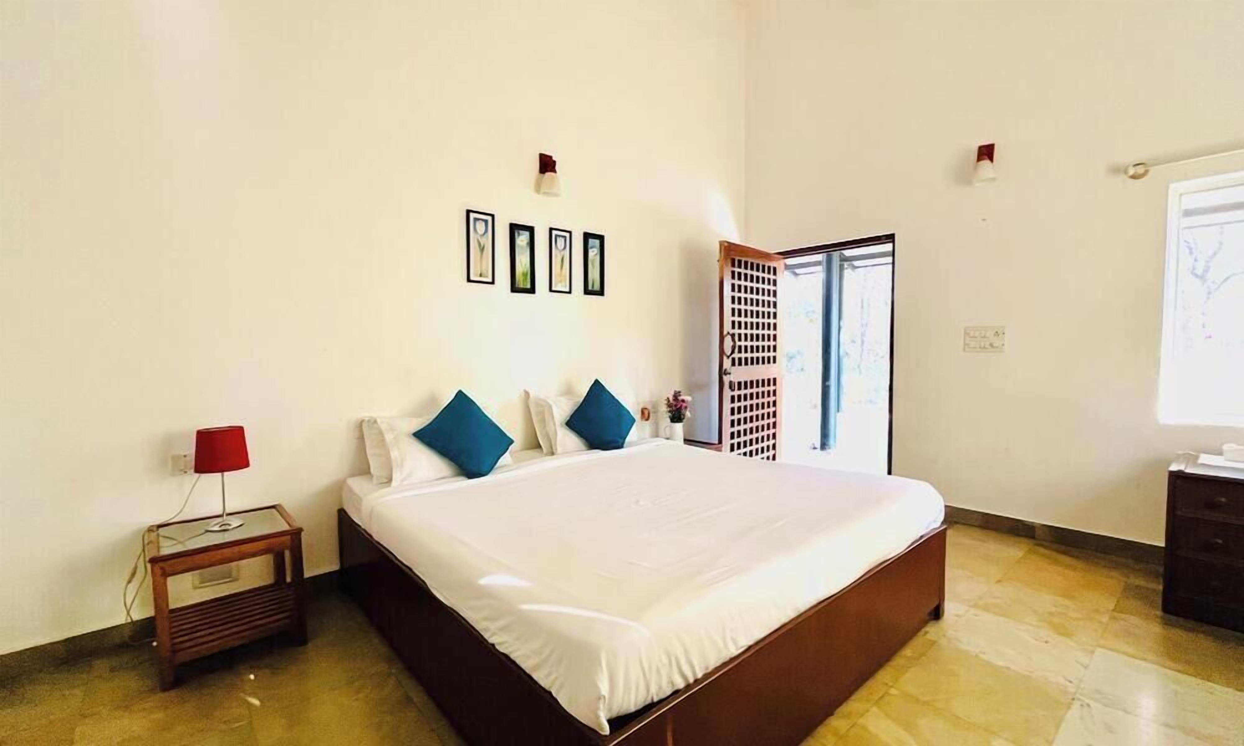 Deluxe Double Room | Desk, laptop workspace, blackout curtains, free WiFi