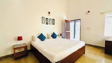 Deluxe Double Room | Desk, laptop workspace, blackout curtains, free WiFi