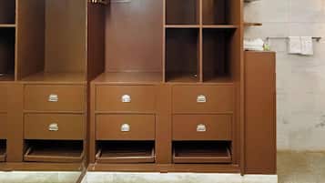 Kahden hengen comfort-huone | Kylpyhuone | Suihku, pyyhkeet, saippua, vessapaperi