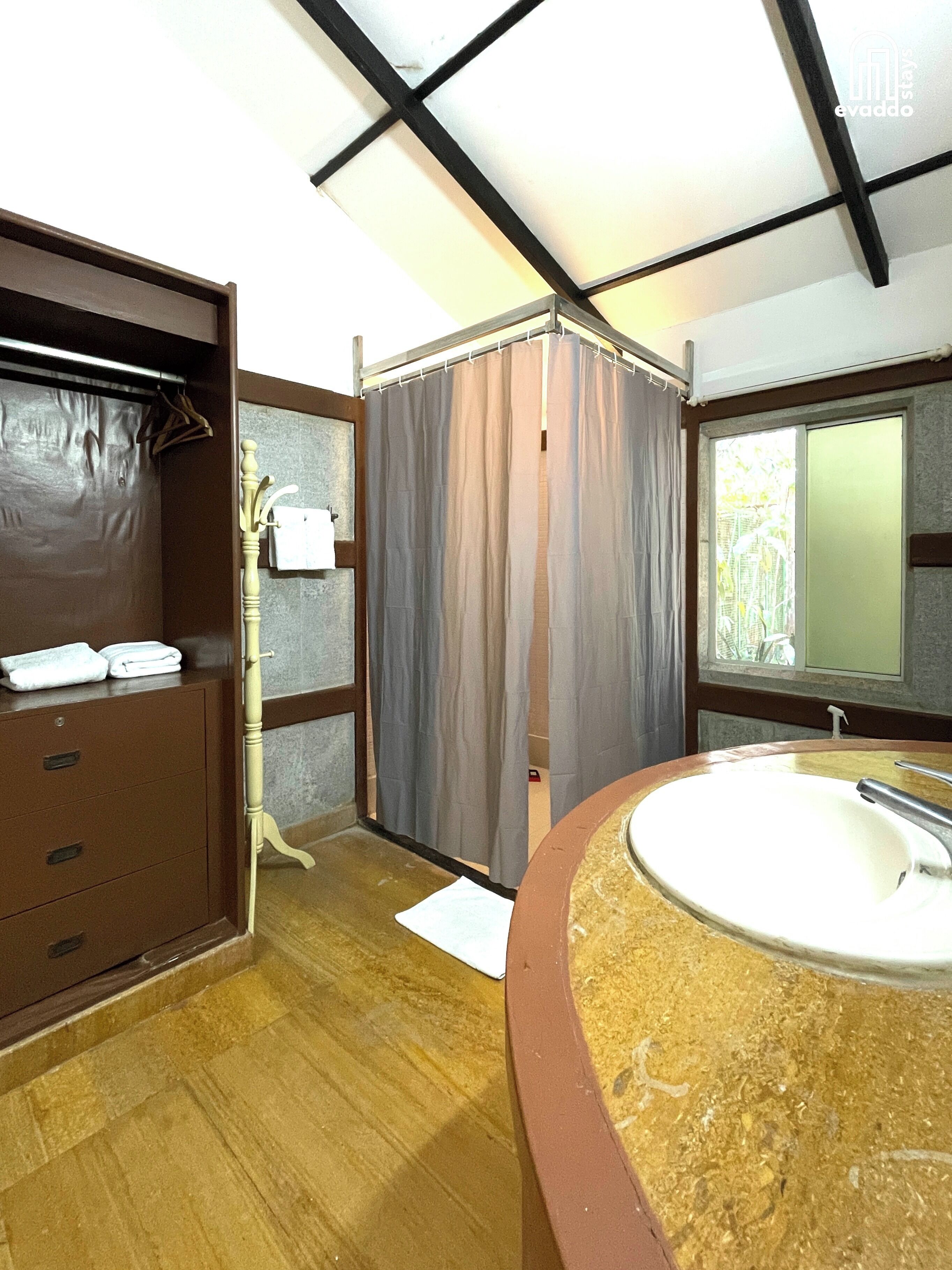 Deluxe Double Room | Bathroom | Shower, towels, soap, toilet paper