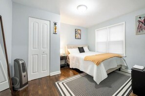 3 bedrooms, iron/ironing board, Internet, bed sheets - 3 beds Summer Escape in Humboldt Park (Chicago)