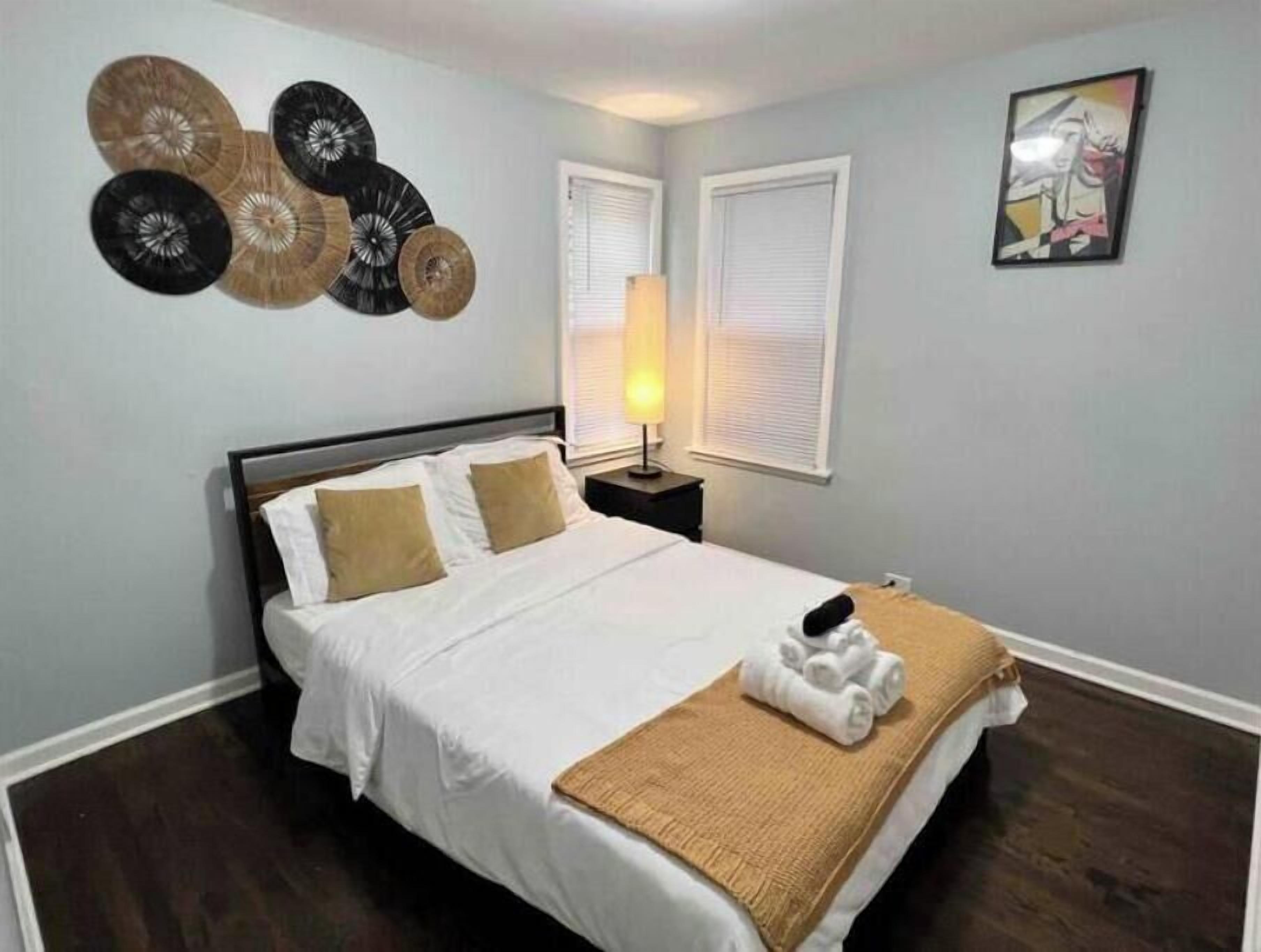 3 bedrooms, iron/ironing board, internet, bed sheets