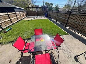 Outdoor dining - 3 beds Summer Escape in Humboldt Park (Chicago)