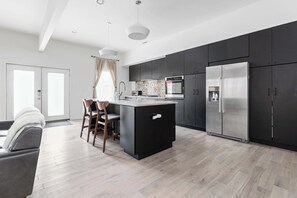 冷蔵庫、電子レンジ、オーブン、コンロ