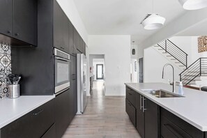 冷蔵庫、電子レンジ、オーブン、コンロ