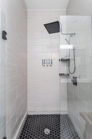Douche, sĂšche-cheveux, serviettes fournies, shampoing