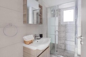 Luxury Apartment, City View | Bathroom