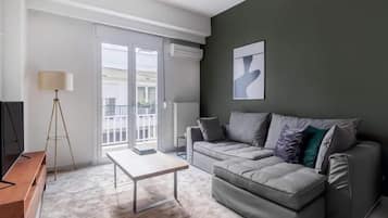 Luxury Apartment, City View | Living room