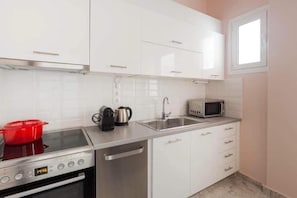 Luxury Apartment, City View | Private kitchen