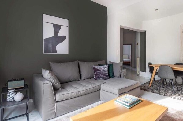 Luxury Apartment, City View | Living room
