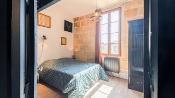 1 chambre, bureau, fer et planche Ă  repasser, lit parapluie