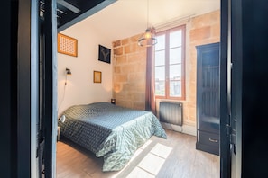 1 slaapkamer, een bureau, een strijkplank/strijkijzer, reisbedje