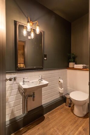 Een douche, een haardroger, handdoeken, zeep