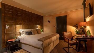 Deluxe-Doppel- oder -Zweibettzimmer, Stadtblick | Schreibtisch, laptopgeeigneter Arbeitsplatz, Bügeleisen/Bügelbrett