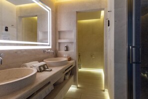 Deluxe Double or Twin Room, Patio, Pool View | Bilik Mandi | Pancuran mandi, pengering rambut, jubah mandi, selipar 