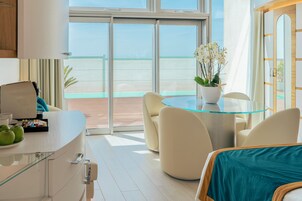 尊荣双人房或双床房, 露台, 海景 | 高档床上用品、羽绒被、记忆海绵床垫、免费迷你吧物品