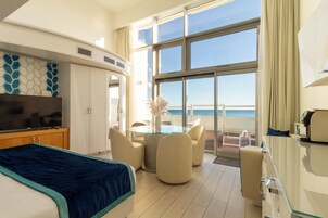 华丽双人房或双床房, 露台, 泳池景观 | 高档床上用品、羽绒被、记忆海绵床垫、免费迷你吧物品