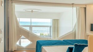 A room with a bed, a view of the ocean, and a large window. - New Bussola (Quartu Sant'Elena)
