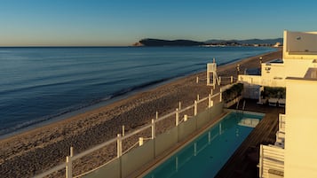 Privat strand, vit sandstrand och strandhanddukar