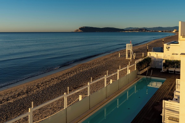 Playa privada, playa de arena blanca y toallas de playa
