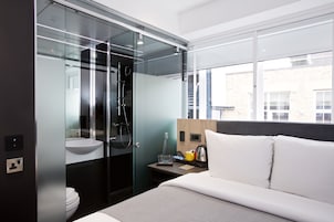 Club Queen Accessible Room | Schreibtisch, laptopgeeigneter Arbeitsplatz, schallisolierte Zimmer