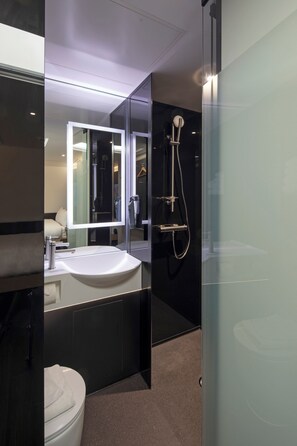 Shower, hair dryer, towels, soap - The Z Hotel Leicester Square (London)