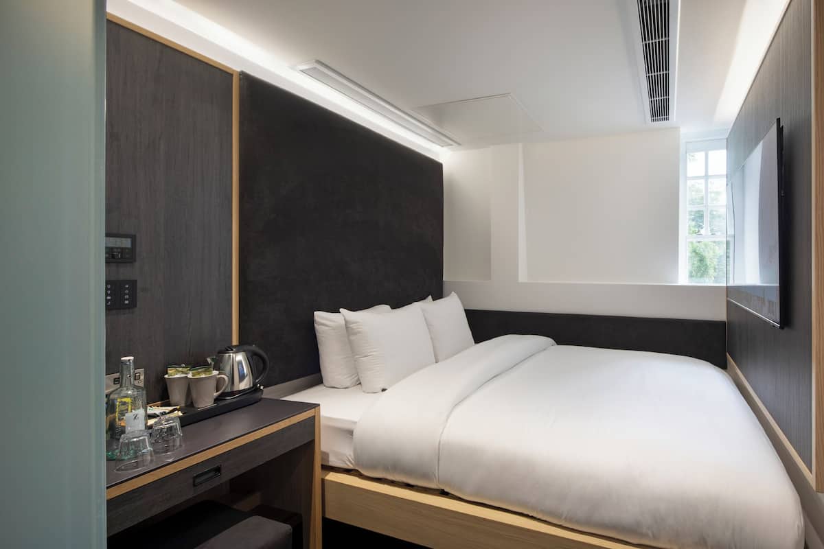 Queen Room | Ameublement unique, bureau, espace de travail pour ordinateurs portables