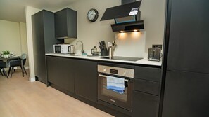 Geladeira, micro-ondas, fogão, cooktop