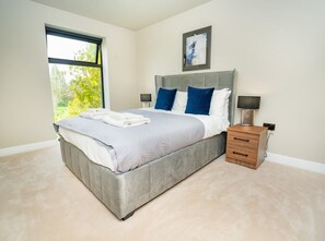 2 quartos, ferros/tábuas de passar roupa, Wi-Fi, roupa de cama