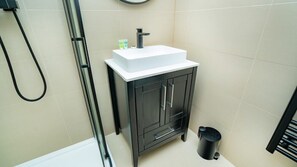 Chuveiro, secador de cabelo, toalhas de banho 