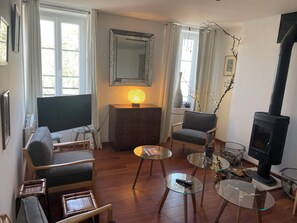Smart TV, chimenea, futbolito y tenis de mesa 