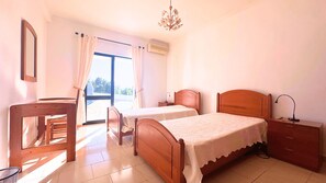 3 quartos, ferros/tábuas de passar roupa, Wi-Fi, roupa de cama