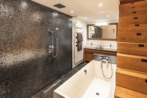 Shower, hair dryer, towels, soap - Large, comfortable country house with swimming pool and lovely views. (Beauregard-de-Terrasson)