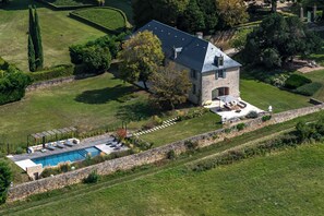 Exterior - Large, comfortable country house with swimming pool and lovely views. (Beauregard-de-Terrasson)