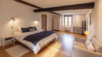 7 bedrooms, iron/ironing board, WiFi, bed sheets