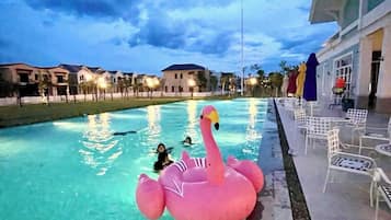 4 outdoor pools