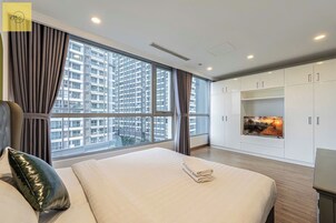 家庭公寓, 4 間臥室, 露台, 城市景 | 迷你吧贈品、房內夾萬、書桌、手提電腦工作空間