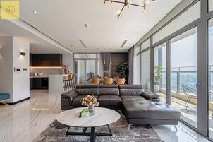 皇室公寓, 3 間臥室, 露台, 城市景 | 客廳 | 32 吋電視連有線電視頻道