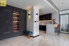 Căn hộ Royal, 3 phòng ngủ, ban công, quang cảnh thành phố | Bếp riêng | Tủ lạnh, lò vi sóng, bếp nấu, máy rửa bát 