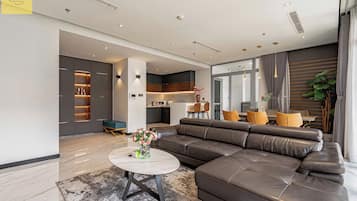 Royal Apartment, 3 Bedrooms, Balcony, City View | Teres/patio