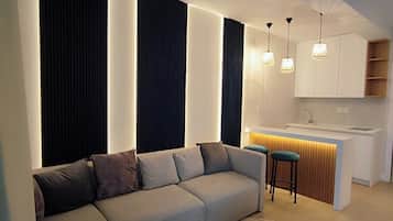 2 bedrooms, desk, soundproofing