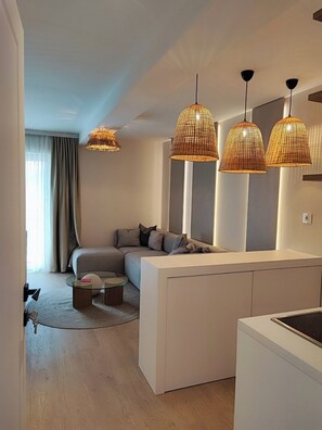 Executive-Apartment, Meerblick | Wohnbereich | Fernseher