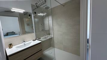 Comfort kamer, 1 twee- of 2 eenpersoonsbedden, uitzicht op tuin | Badkamer