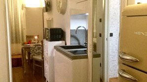 A compact kitchen with a refrigerator, a microwave, and a sink. - LOFT - TOLOMEI Residence - Sacile (Sacile)