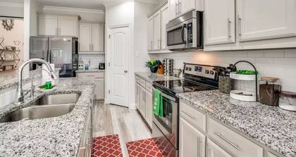 4BR Farmhouse N Po in Spencer