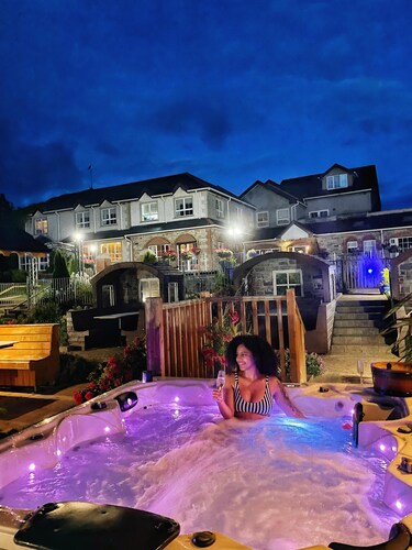 Cosy lakeside lodge, ensuite bedrooms, pet-friendly, opt spa.  Belleek Fermanagh