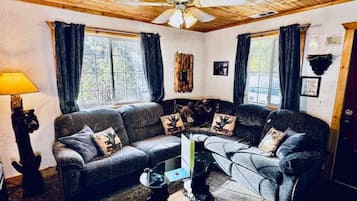 Een televisie, een open haard en een kantoor