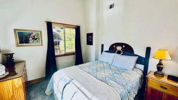 2 bedrooms, desk, WiFi, bed sheets